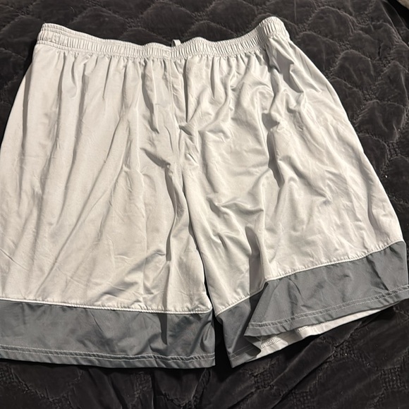 Under Armour, gray athletic shorts size XXL - Picture 5 of 5